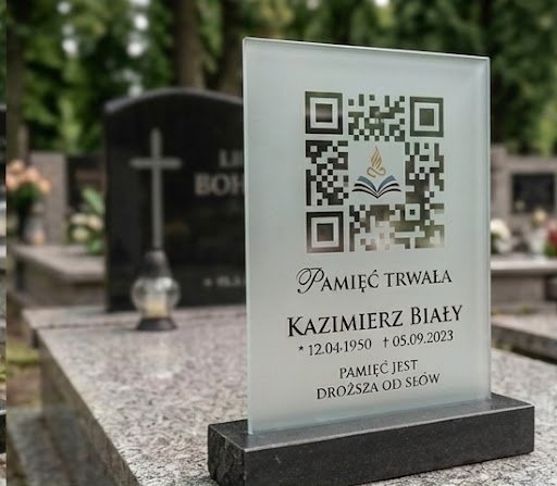 Granitowa tabliczka QR na nagrobku